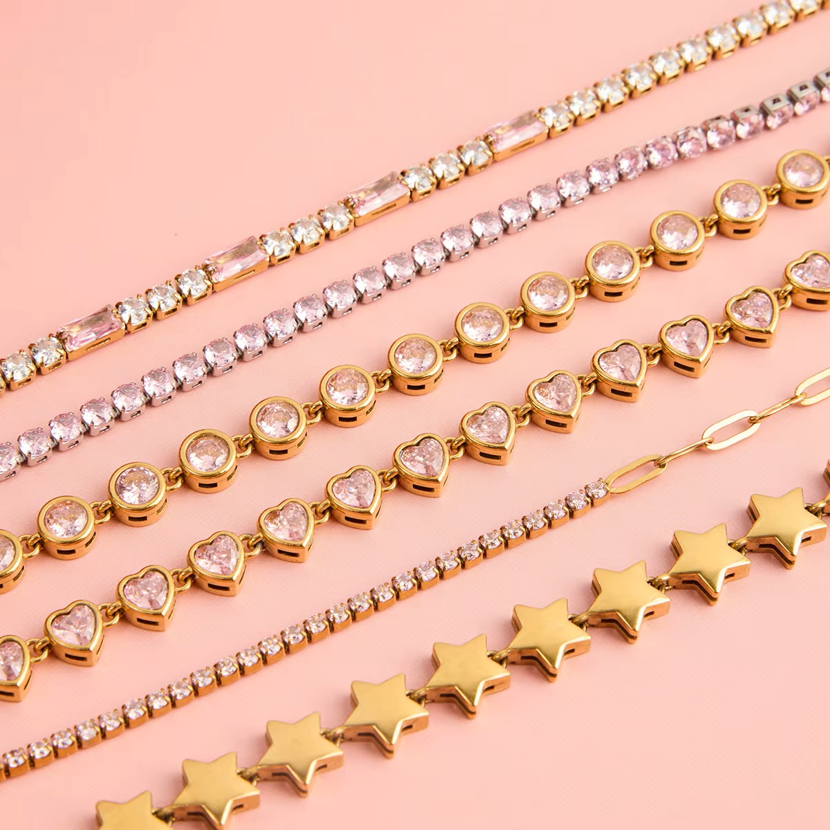 Detail srdíček s růžovými zirkony